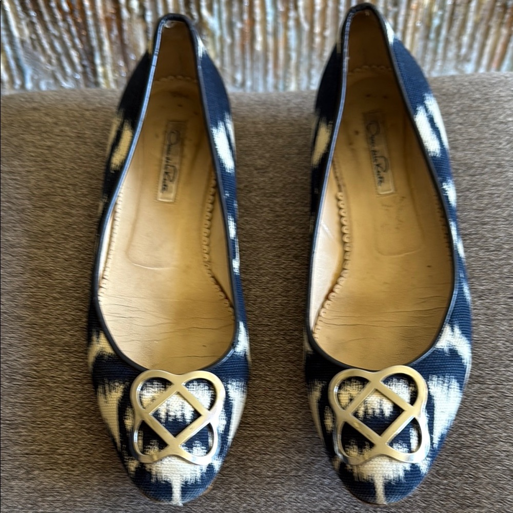 Oscar de la Renta Blue and Cream Flats with Elegant Design size 9